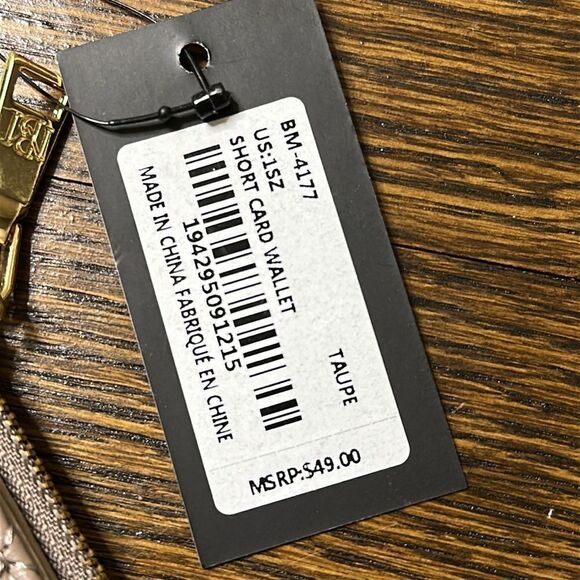 NWT Badgley Mishka Short Card Wallet in Taupe - Picture 3 of 10